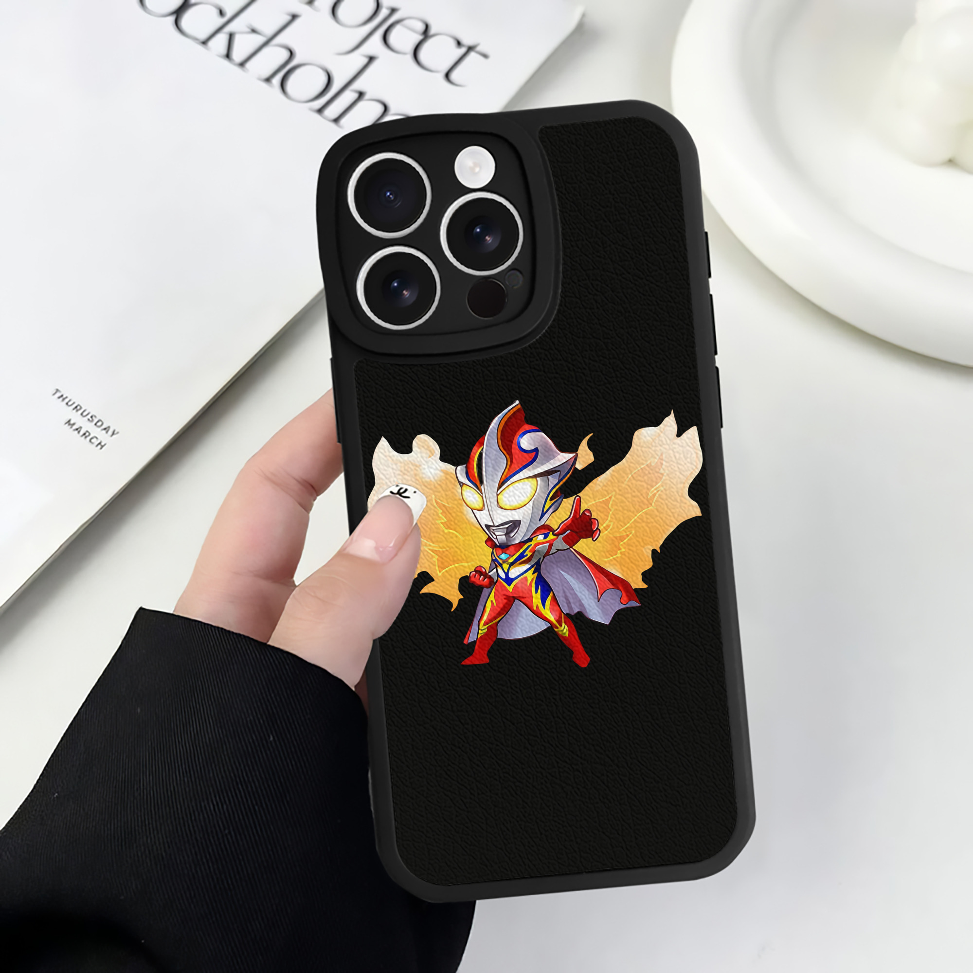 （画像用） ウルトラマン Ultraman 【iPhone 16シリーズ対応】シリコンスマホケース（レザー調） 材質：シリコン